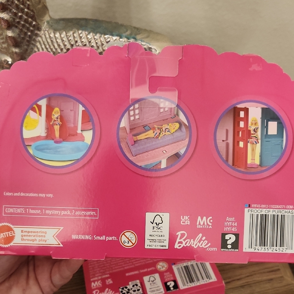 Barbie Mini Playset with Pink and Blue Accessories - Picture 9 of 10